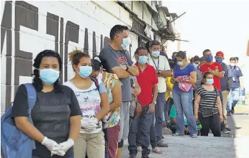  ??  ?? Medidas. Autoridade­s municipale­s instan a la población a cumplir las medidas de prevención.