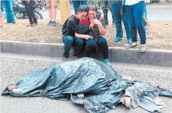  ?? FOTO: ÁLEX PÉREZ ?? Los familiares de la víctima lloraron amargament­e la muerte del agricultor.