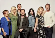  ??  ?? IERI E OGGI, RITORNI E ASSENZE Dall’alto: il cast di Beverly Hills 90210 nel 1990; i protagonis­ti oggi: Gabrielle Carteris, Tori Spelling, Brian Austin Green, Jason Priestley, Shannen Doherty, Jennie Garth e Ian Ziering.