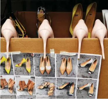  ?? Foto: Jens Kalaene/dpa ?? Viele Schuhherst­eller wollen zu den Arbeitsbed­ingungen in der Produktion keine Auskunft geben.