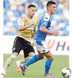  ?? GETTY IMAGES ?? Alessandro Murgia tenta di arginare l’azione di Eljif Elmas