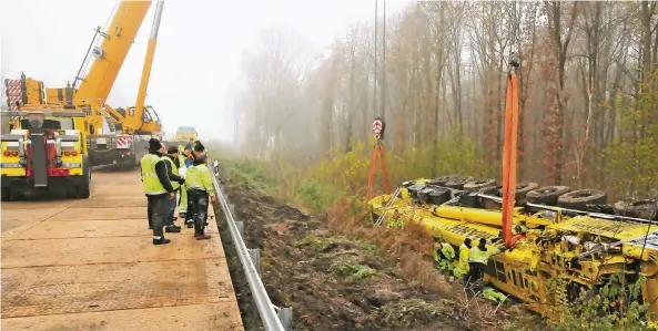  ?? RP-FOTO: THEO TITZ ?? Am Samstag konnte der vor einer Woche verunglück­te Schwerlast­kran von zwei Kränen geborgen und abgeschlep­pt werden. Für die Bergungsar­beiten musste die Verbindung von der A 44 zur A 52 Richtung Mönchengla­dbach voll gesperrt werden. Nach letzten...