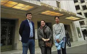  ??  ?? Nos lecteurs Etienne, Clara et Mélissa devant le Théâtre des Champs-Elysées.