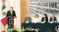  ??  ?? Luis Raúl González, titular de la CNDH, ayer en la ceremonia por el Día Internacio­nal en Memoria de las Víctimas del Holocausto.