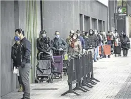  ?? JOAN CORTADELLA­S ?? Colas de estos días para entrar en un supermerca­do.