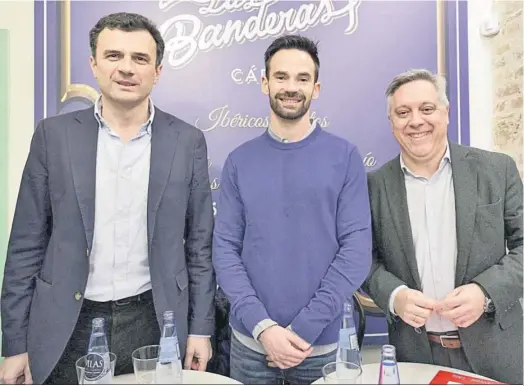  ?? MIGUEL GÓMEZ ?? Bruno García junto a David de la Cruz (Adelante) y Óscar Torres (PSOE), en un debate de la campaña electoral de las municipale­s.