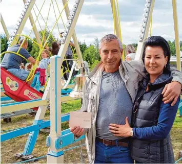  ?? Fotos: Monika Matzner ?? Fritz Kreis und seine Frau Simone zeigen die erste Marktzulas­sung aus dem Jahr 1962. Damals fiel – wie heuer – das Johannis  markt Wochenende ebenfalls auf den 23./24. Juni.