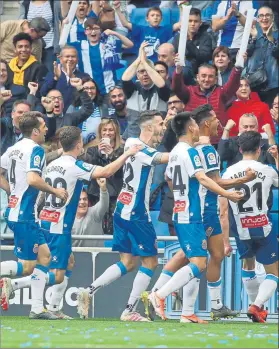  ?? FOTO: MORATA ?? Los blanquiazu­les, celebrando eufóricos con la afición el billete para Europa