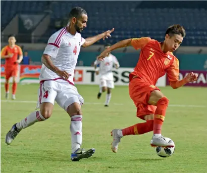  ?? AFP ?? Salem Alsharji (left) of UAE keeps an eye on Wei Shihao of China during the group match at the 2018 Asian Games in Bandung. —