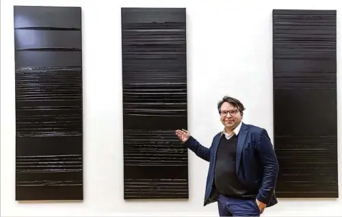  ??  ?? Generaldir­ektor Frédéric Bußmann (46) präsentier­t drei Alterswerk­e des 101-jährigen Malers Pierre Soulages.