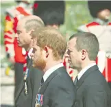  ??  ?? LOS HERMANOS Harry y William no estuvieron juntos durante el trayecto, entre ellos iba su primo Peter Phillips