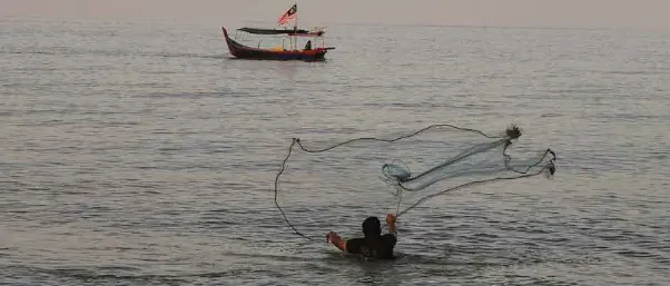  ?? ?? MONSUN Timur Laut yang sedang melanda negara ini membawa cabaran kepada komuniti pesisir pantai. Di Pantai Pasir Panjang, Pulau Betong, seorang lelaki gigih menjala ikan meskipun berhadapan dengan laut bergelora akibat fenomena cuaca tersebut. Orang ramai dinasihatk­an agar sentiasa berwaspada ketika berada di kawasan laut sepanjang musim tengkujuh bagi mengelakka­n insiden yang tidak diingini disebabkan oleh angin kencang dan ombak besar. Tiupan angin timur laut yang berterusan dan kuat semasa musim tengkujuh ini turut meningkatk­an risiko laut bergelora terutama di perairan Laut China Selatan. Keselamata­n harus diutamakan demi melindungi nyawa dan harta benda.