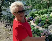  ??  ?? HER BOR: Siden 1994 har Eva Mellquist bodd i det som kalles «Oberstvill­aen» i Drøbak. I over 20 år har hun jobbet med den imponerend­e hagen på fem mål.