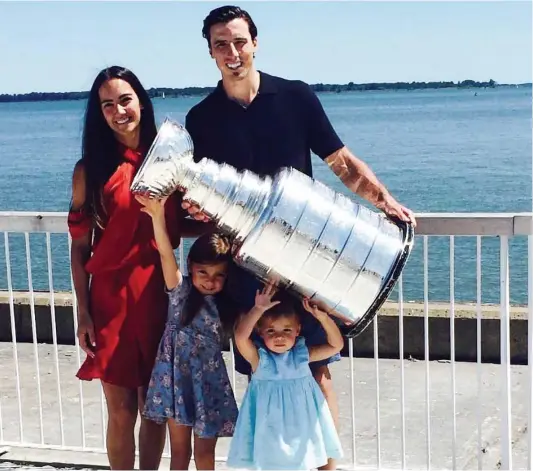  ?? PHOTO COURTOISIE MARYLÈNE FLEURY ?? Marc-André Fleury a célébré sa conquête de la coupe Stanley avec les Penguins en apportant le précieux trophée dans sa ville natale de Sorel-Tracy. Il pose ici en compagnie de sa femme Véronique et de ses filles Estelle (la plus vieille) et Scarlett.