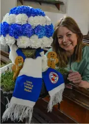  ??  ?? ROYALS: Debbie Brunt (Church Warden) with her football themed arrangemen­t.