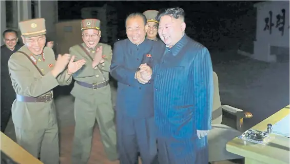  ?? AP ?? Júbilo en Pyongyang. El líder norcoreano Kim Jong-Un celebra, ayer, con sus jefes militares el éxito del lanzamient­o de un nuevo misil balístico.