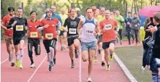  ?? RP-ARCHIVFOTO: D. JANICKI ?? In Mettmann starten die Sportler am 1. Mai beim Bachlauf. Im vergangene­n Jahr waren rund 1600 Läufer dabei.