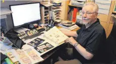  ??  ?? Klaus Henze aus Tuttlingen ist Briefmarke­nsammler aus Leidenscha­ft und hat mehr als 20 000 Postwertze­ichen.