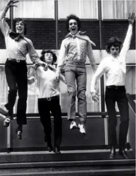 ?? AP ?? debuterte Pink Floyd med singelen «Arnold Layne». Her er medlemmene fra venstre: Roger Waters, Nick Mason, Syd Barrett og Richard Wright.