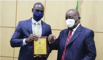  ??  ?? Akwa Ibom State Deputy Governor, Mr Moses Ekpo, handing out a plaque from Governor Udom Emmanuel to Mr Brandon Hudspeth (left), Chief of Political and Economic Affairs, US Consulate, Abuja, when Mr Brandon visited Government House, Uyo with a team from the Consulate recently