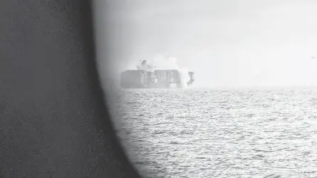  ?? KEVIN LIGHT • REUTERS ?? Salvage tugboats spray what appears to be water onto the container ship Zim Kingston after the crew were evacuated due to a fire on board, in Victoria, B.C., on Sunday.