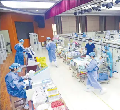  ?? Picture: China Daily via REUTERS ?? Medical workers attend to patients of the coronaviru­s disease (COVID-19) at an intensive care unit (ICU) converted from a conference room, at a hospital in Cangzhou, Hebei province, China on January
11, 2023.