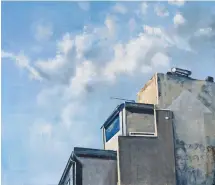  ?? ?? Στους πίνακές του ο Γιώργος Κρανίου κορφολογεί την πόλη· τις απολήξεις των κτιρίων, από το άστρο του «Εμπρός» έως τις κεραίες, τους ηλιακούς, τα καλώδια και τα κυβιστικά δώματα στις ταράτσες.