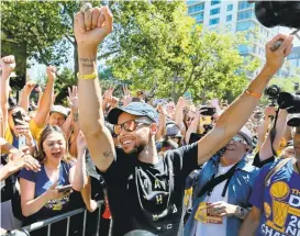  ?? RAY CHAVEZ/STAFF ?? The Warriors’ Stephen Curry — and his parade sun glasses — put even more pressure on the Raiders to give Oakland a chance to throw a grand going-away party.