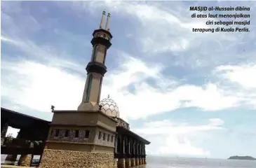  ??  ?? MASJID al-Hussain dibina di atas laut menonjolka­n
ciri sebagai masjid terapung di Kuala Perlis.