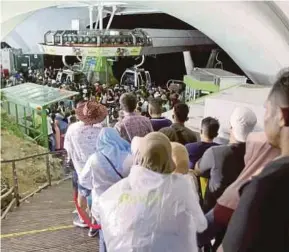  ?? FILE PIC ?? People stranded on the peak of Gunung Machinchan­g in Langkawi on Sunday.