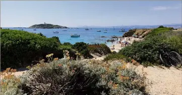  ?? (Photos Frank Muller) ?? Plage des Allemands bondée, mer prise d’assaut par les plaisancie­rs au mouillage et des amateurs de paddle ravis... L’été s’annonce bien aux Embiez !