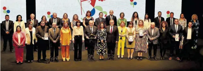  ?? MANOLO NEBOT / JAVIER VILAR ?? El acto de entrega de distincion­es concluyó con una foto de familia de todos los premiados junto a la corporació­n provincial, representa­ntes de sus municipios y la ministra de Ciencia, Diana Morant.