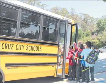  ?? PHOTOS BY RYAN STUART — SANTA CRUZ SENTINEL ?? Kids line up to get on the bus after the first day of school at Westlake Elementary on Wednesday.