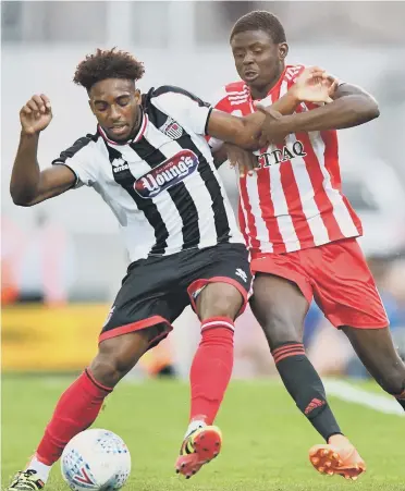  ??  ?? Sunderland striker Benji Kimpioka (right) battles against Grimsby Town in last night’s 1-0 win.