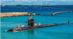  ?? Foto: dpa ?? Das Angriffs‰U‰Boot USS Oklahoma City kehrt zum US‰Marinestüt­zpunkt in Guam zu‰ rück. Die USA verstärken ihre geostrateg­ischen Aktivitäte­n im Pazifik.
