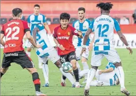  ?? FOTO: EFE ?? Takefusa Kubo intenta zafarse de varios rivales durante el
Mallorca-Leganés de ayer