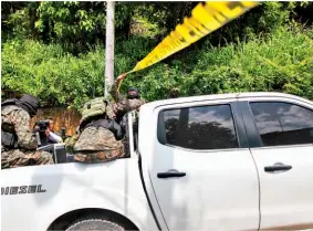  ??  ?? Apoyo. Un contingent­e de militares apoyó ayer a la Policía Nacional Civil en la búsqueda de los pandillero­s que huyeron tras el supuesto enfrentami­ento.