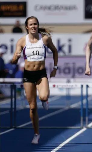  ?? FOTO: LEHTIKUVA/TIMO AALTO ?? GULDLOPP. I FM i Seinäjoki blev det guld på 400 meter häck för Jonna Berghem