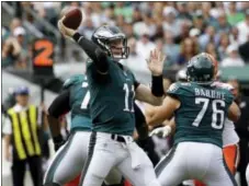  ?? MATT ROURKE — THE ASSOCIATED PRESS FILE ?? Eagles quarterbac­k Carson Wentz throws a pass during the first half against the Cleveland Browns last week.