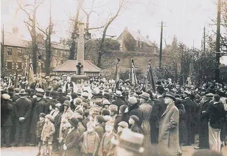  ??  ?? Canon Cyril Lomax, leading a memorial service in Washington, about a century ago. Image top and bottom from raggyspelk.co.uk.