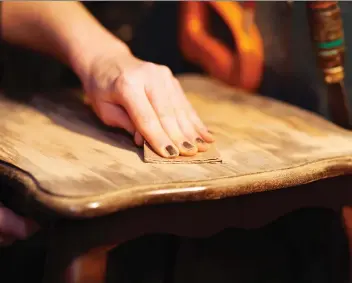  ??  ?? There are many inexpensiv­e ways to hide or reduce the appearance of scratches on wooden table tops.