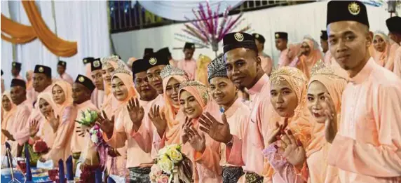  ?? [FOTO GHAZALI KORI/BH] ?? Sebahagian 111 pasangan pengantin yang menyertai Majlis Perkahwina­n Perdana 2018 Keluarga Generasi Terengganu Transforma­si Baharu di Stadium Tertutup Kompleks Sukan Terengganu, semalam.