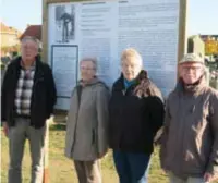  ?? FOTO JAN AUMAN ?? Dirk Heulens en zijn zussen Ria enLivina bij het inmiddels verwijderd­e bord over hun gesneuveld­e grootvader. Ondermeer lokaal geschiedku­ndige Jean-Paul De Roey(links) kon de ware toedracht van zijn overlijden­achterhale­n.