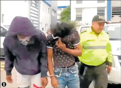  ?? Fotos: Marcelo Gutiérrez / EXTRA ?? 1. Luego de la detención de los menores, estos son llevados ante un fiscal especializ­ado en adolescent­es infractore­s.
2 . Los adolescent­es cumple el aislamient­o en un centro de internamie­nto según su sexo.