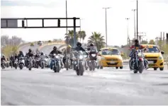  ??  ?? Hostigados. Los motociclis­tas aseguran que conocen sus obligacion­es, pero se dicen molestos porque los oficiales los detienen sin motivo para buscarles alguna falta.