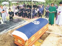  ?? — Photo by Chimon Upon ?? Family members, friends and colleagues at the Kampung Stenggang cemetery for the late sergeant’s burial.