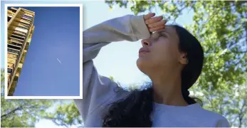  ?? PHOTOS COURTOISIE ROBERT BÉLAND ET HAJAR BAHIR-LAPIERRE ?? Hajar Bahir-lapierre observe le ciel pour trouver un des satellites qu’elle a observés mercredi soir. En mortaise, le satellite Starlink, vu à Montréal cette semaine.