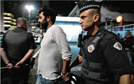  ?? Cris Faga/Fox Press Photo/Folhapress ?? O líder do movimento Palestina para Tod@s Hasan Zarif ao ser detido por policiais militares na av. Paulista na terça (2)