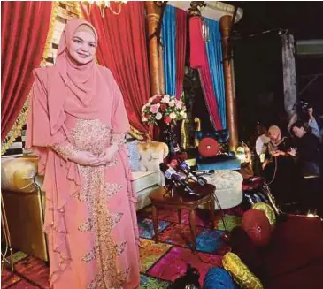  ??  ?? Siti Nurhaliza mengumumka­n bakal menimang cahaya mata selepas 11 tahun menunggu.