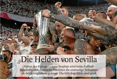  ?? FOTO: ARNE DEDERT / DPA ?? Mit den Fans feiern die Eintracht-Spieler ihren historisch­en Europa-League-Triumph.